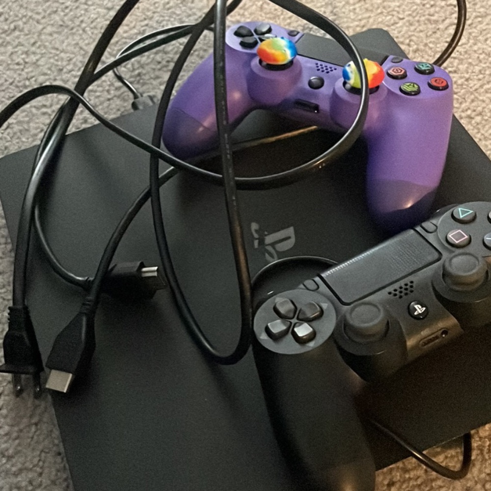 PlayStation 4 slim 500gb + 3 games, 2 controllers